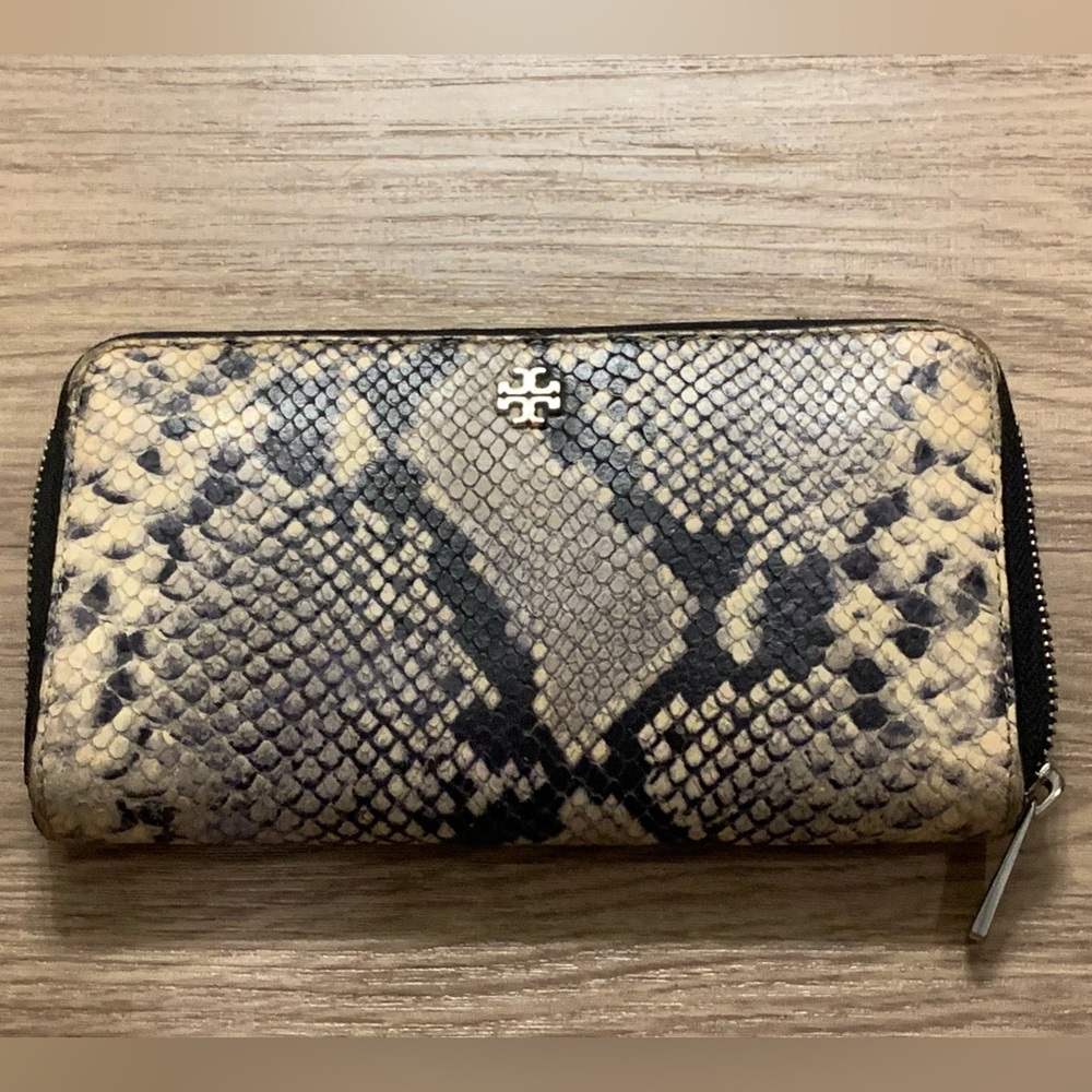 Tory Burch Robinson Embossed Snakeskin Leather Zip Wallet Size 4 x 7,5
